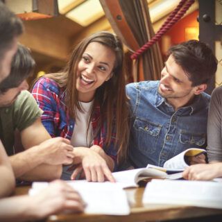 estudiant de batxibac compartint conexiements amb companys